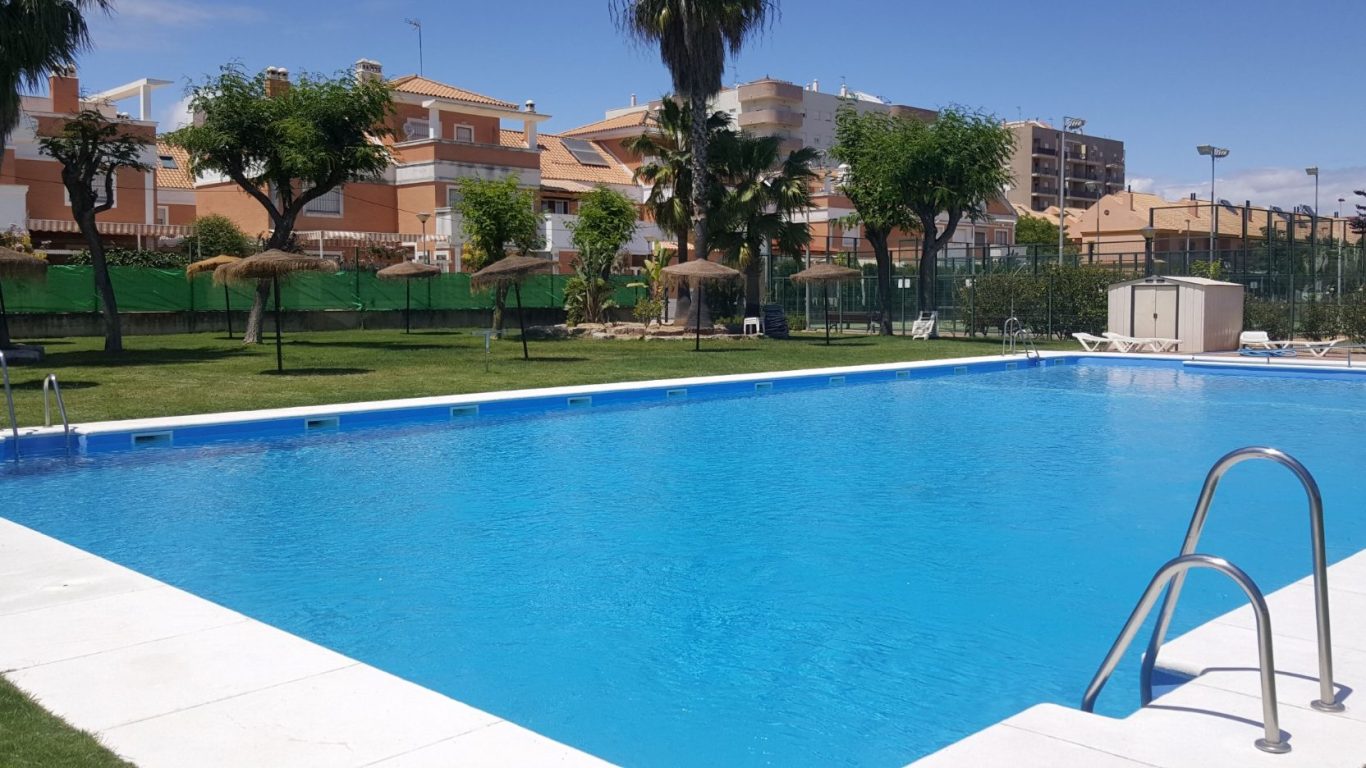 Piscinas de lámina armada Piscina de agua azul, con escaleras para acceso. impermeabilizada con liner armado
